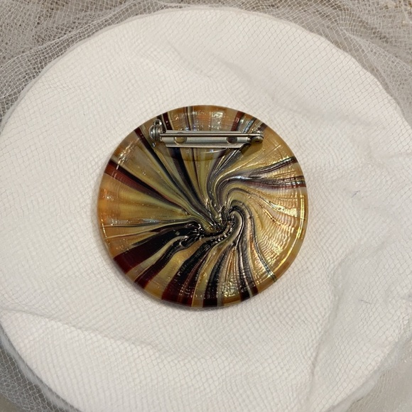 Vintage round spun resin brooch - Picture 2 of 2
